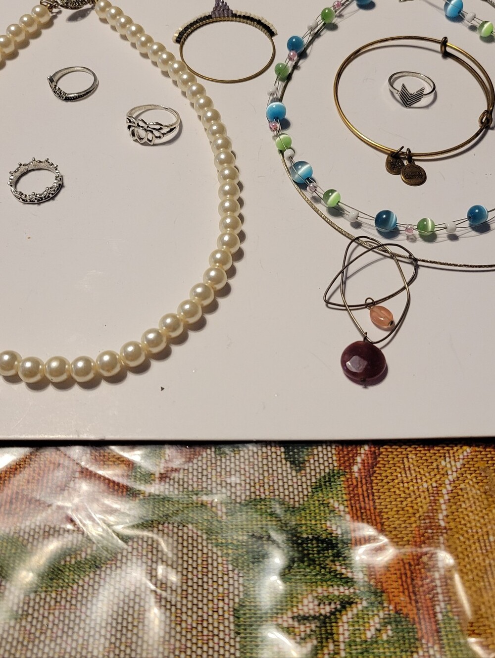 Jewelry lot Classic Pearl Necklace in Cream - Unbranded